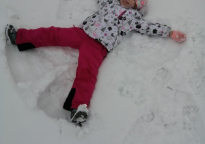 Kingusia robi aniołka na śniegu